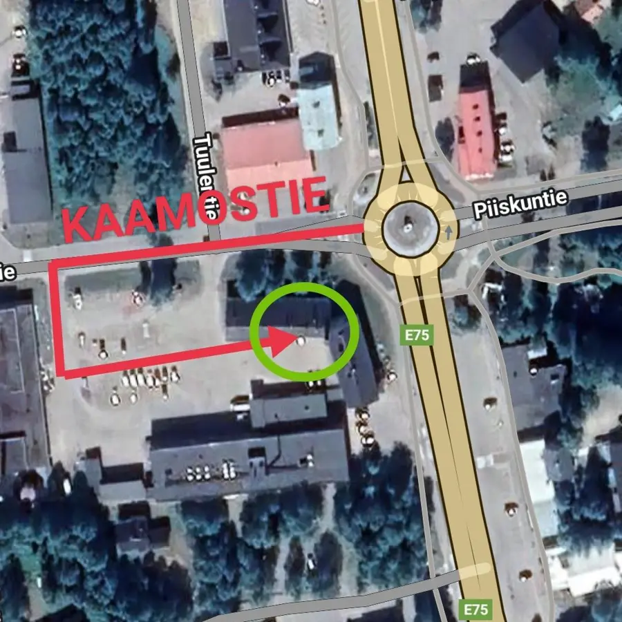 Ilmakuvakartta: reitti E75:n liikenneympyrästä Kaamostietä pitkin pihaan ja hallin ovelle